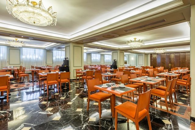 Desayunador Recibe un buen día con nuestro buffet libre donde podrá degustar tanto productos regionales o internacionales. Disponemos de una amplia gama de bollería, frutas, salados y zumos.