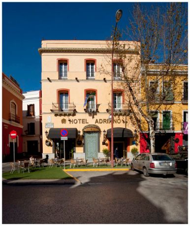 Fachada del Hotel Adriano situado en la calle homónima, en pleno centro de Sevilla.