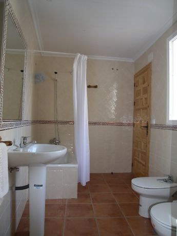 Las habitaciones disponen de baño completo aire acondicionado, calefacción y teléfono.