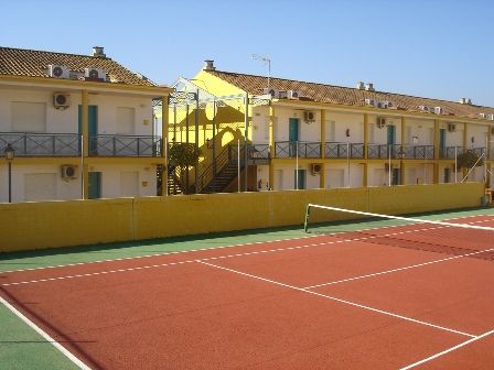 Zonas comunes ajardinadas,con piscina exterior y pista de tenis