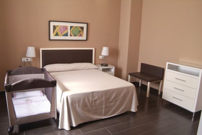 San Pablo Junior Suite. Habitación cama doble con 2 dormitorios y cuna gratis.