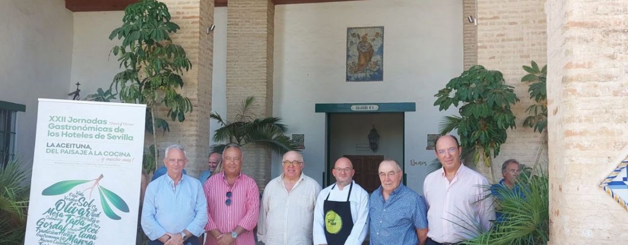 Los hoteles de Sevilla visitan el olivar del Aljarafe para preparar sus XXII Jornadas Gastronómicas