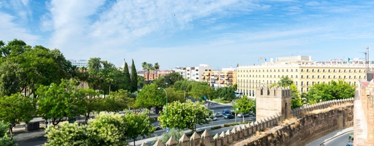 Fachada Vista exteriro desde la muralla de la Macarena, donde podemos ver la fachada de nuestro hotel junto con los jardines del Parlamento Andaluz.
