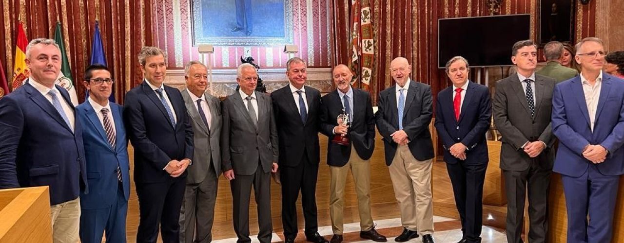 El sector turístico de Sevilla nombra a Arturo Pérez Reverte nuevo «Embajador de Sevilla»