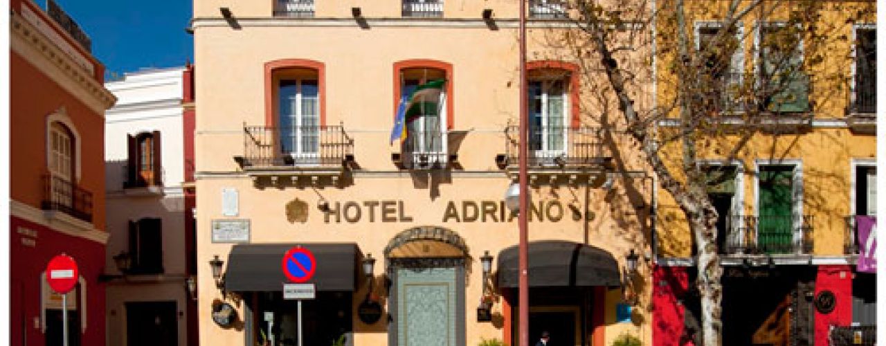 Fachada del Hotel Adriano situado en la calle homónima, en pleno centro de Sevilla.