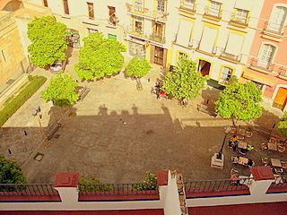 Vista de la plaza del hotel desde habitacion con terraza