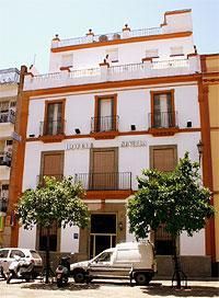 Fachada principal en la Plaza de San Andrés.