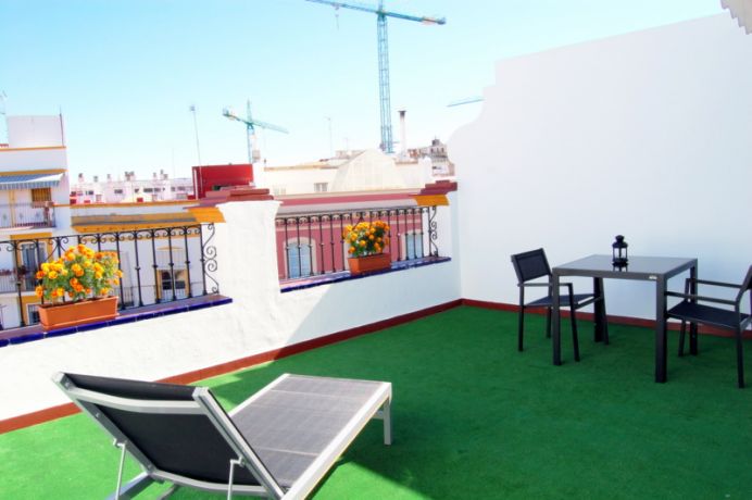 Terraza de habitación con vista a la plaza.