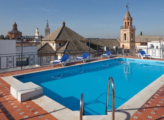 Piscina exterior junto a terraza Fernando's Blue Sky