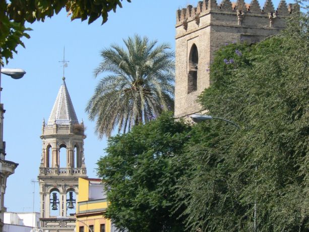 FRENTE AL HOTEL IGLESIAS DE SANTA CATALINA Y SAN PEDRO